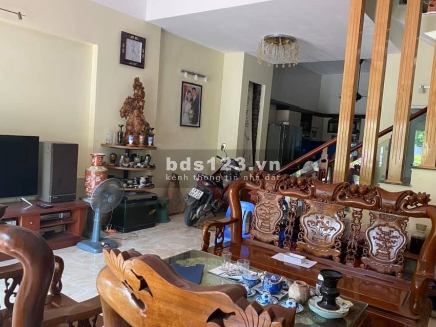Gia đình cần bán nhà Ngọc Thụy, Long Biên, 2 mặt ngõ 10 ô tô tránh, vườn hoa, sân thể dục