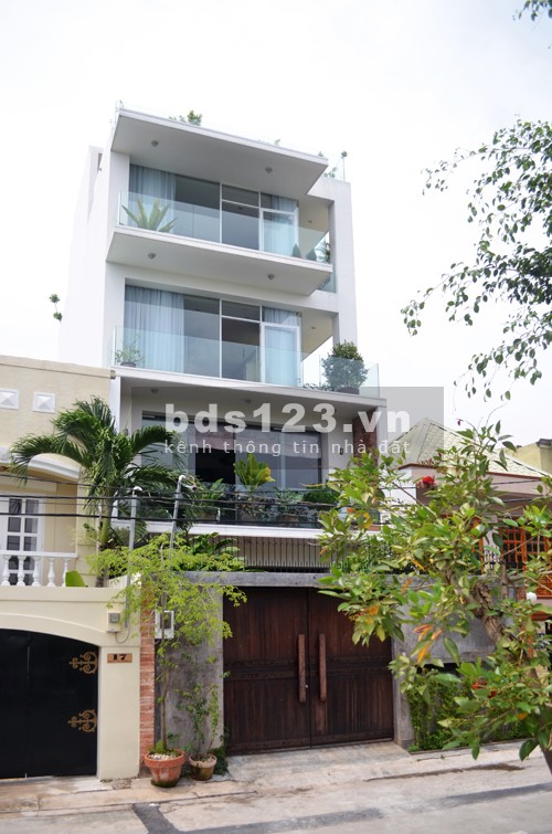 Gia đình cần bán nhà Ngọc Thụy, Long Biên, 2 mặt ngõ 10 ô tô tránh, vườn hoa, sân thể dục