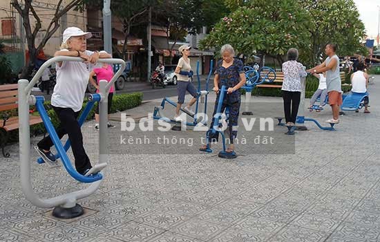 Gia đình cần bán nhà Ngọc Thụy, Long Biên, 2 mặt ngõ 10 ô tô tránh, vườn hoa, sân thể dục