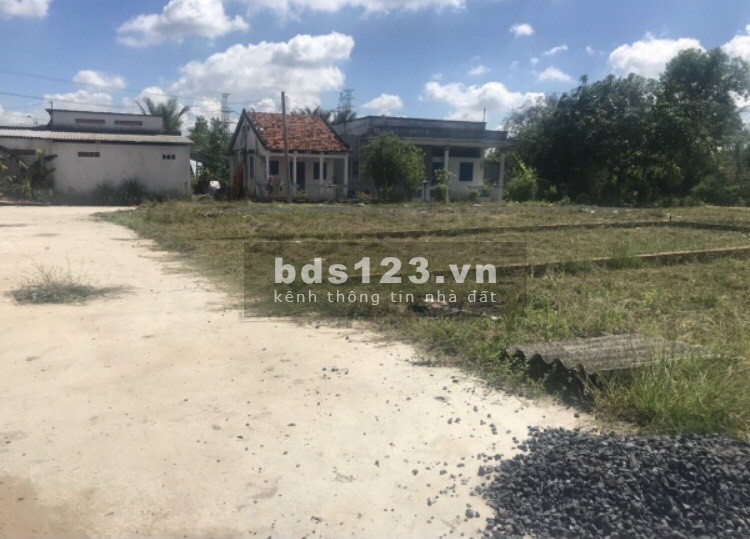 Cần bán gấp lô đất 80m2 đường Hoàng Phan Thái, xã Bình Chánh sổ hồng riêng