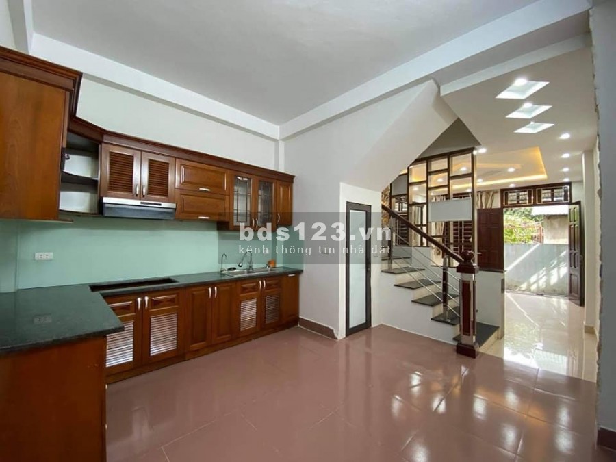 Bán nhà đường Thạch Bàn, ô tô đỗ cổng, diện tích 40m2 4 tầng giá bán chỉ 3 tỷ hơn