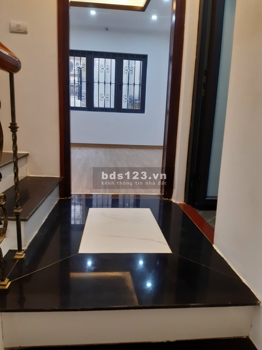 Bán nhà 30m2, 4 tầng, giá 4 tỷ, ngõ Đồng Nhân, nhà đẹp mới kính koong tặng nội thất xịn
