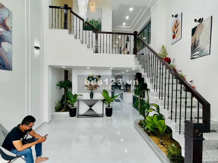 Bán nhà nguyên căn chính chủ phố Duy Tân, đẹp rực rỡ, diện tích sử dụng 60m2, giá bán 5.2 tỷ