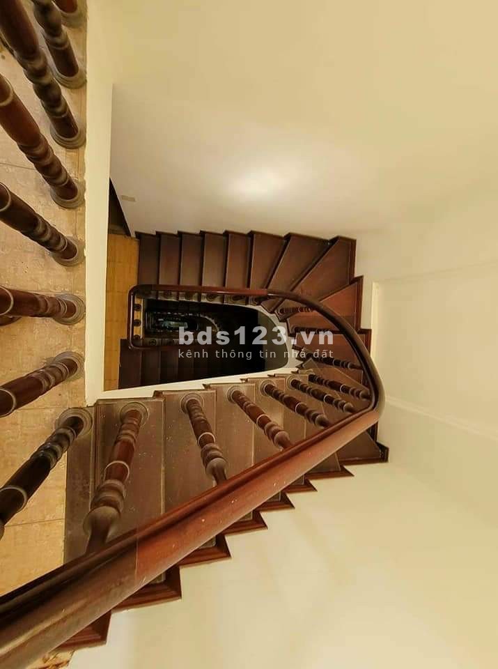 Bán nhà Nguyễn Chí Thanh Đống Đa, diện tích 52m2 5 tầng mặt tiền 4m, giá 7.2 tỷ, lô góc