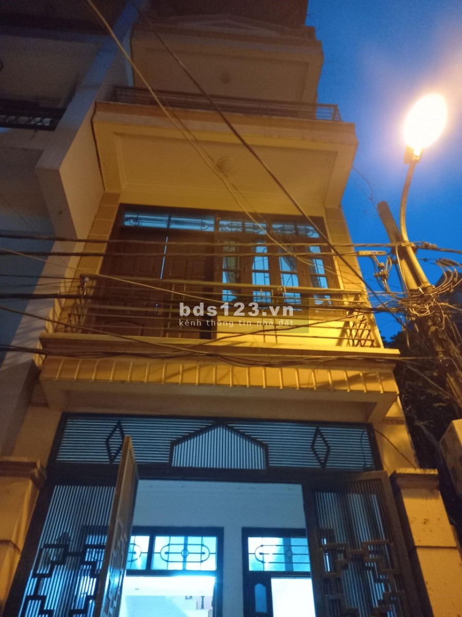 Bán nhà Lạc Long Quân ngõ thông, ô tô tránh, ở, KD đều tiện lợi. 45m2x4T, MT3.5m, giá nhỉnh 6 tỷ