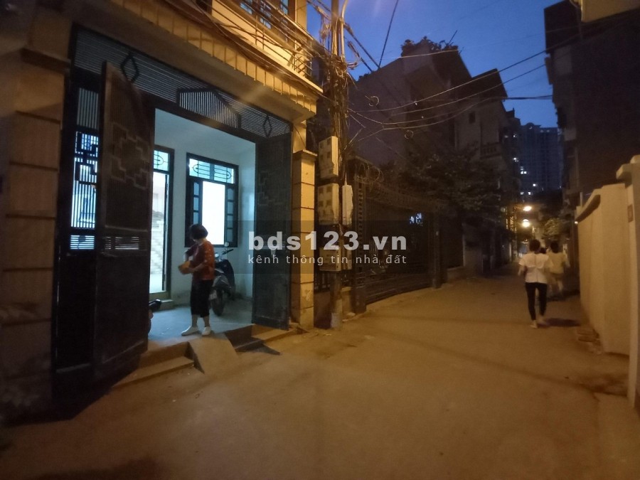 Bán nhà Lạc Long Quân ngõ thông, ô tô tránh, ở, KD đều tiện lợi. 45m2x4T, MT3.5m, giá nhỉnh 6 tỷ