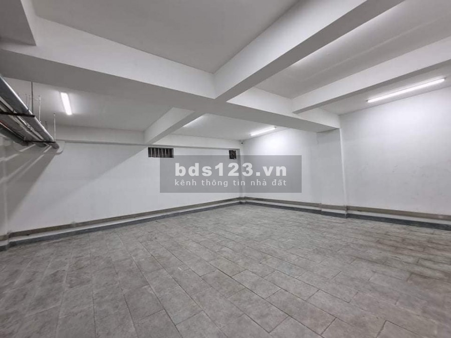 Tòa nhà văn phòng mặt phố Lạc Long Quân 6 tầng 1 hầm diện tích 260m2, mặt tiền 8.7m, gía 73 tỷ