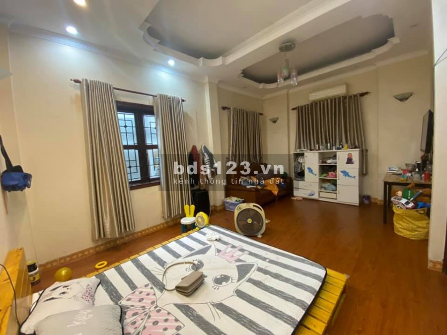 Bán nhà cực rẻ nhà Dương Quảng Hàm Cầu Giấy, dtsd 42m2, 5 tầng, ô tô giá 4.3 tỷ, lh 0946379913