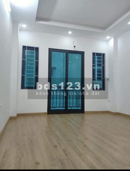 Bán Nhà Hoàng Quốc Việt, 5 tầng, Ngõ rất rộng, Ở ngay sướng 30m2, giá bán 2,9 tỷ