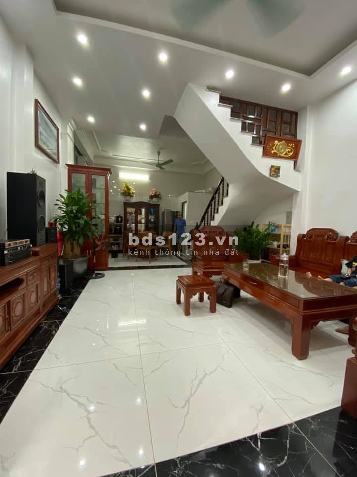 Bán Nhà Hoàng Quốc Việt - Cầu Giấy, 5 Tầng, Nhà Đẹp ở Sướng 28m2, giá bán nhnah 2,8 tỷ