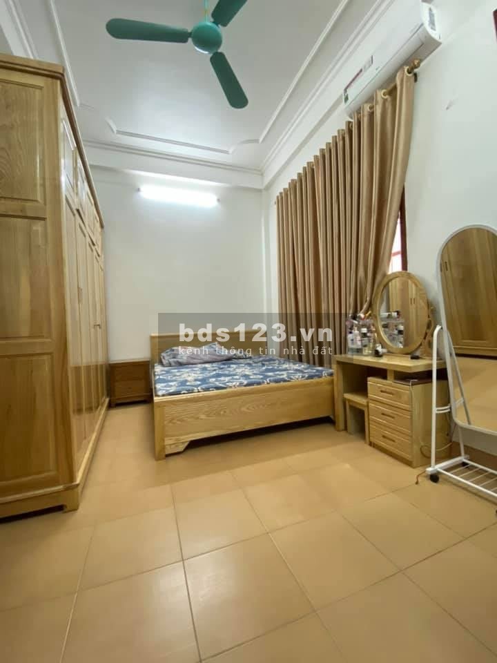 Bán Nhà Hoàng Quốc Việt - Cầu Giấy, 5 Tầng, Nhà Đẹp ở Sướng 28m2, giá bán nhnah 2,8 tỷ