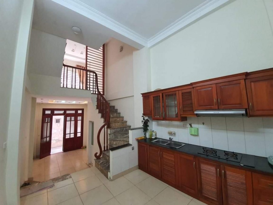 Bán nhà Võ Chí Công, Quận Cầu Giấy, đúc kiên cố 5 tầng giá bán chỉ 3,48 tỷ, sổ chính chủ