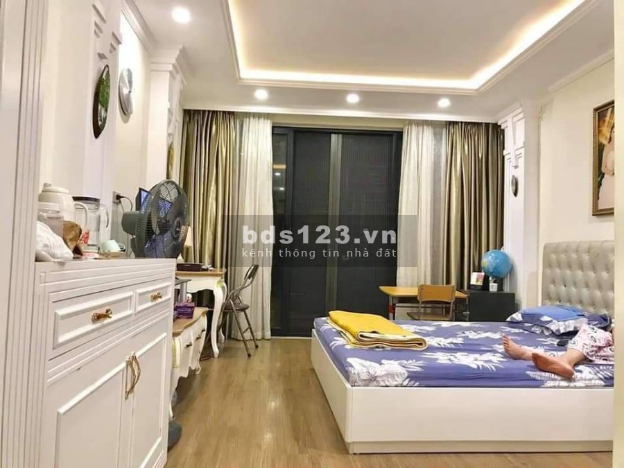 Cơ hội không dành cho người do dự :Nhà Nguyễn Đình Hoàn, 5 tầng, oto đỗ cửa dt 55m2