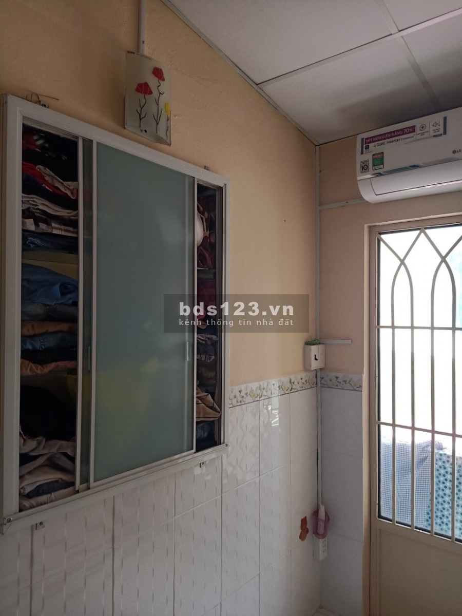 Bán nhà 1 trệt 2 lầu, hiện đang cho thuê 5.5 triệu/tháng, giá bán 1.65 tỷ, liên hệ 0386372900