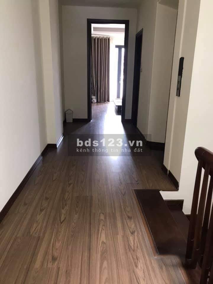 Phân lô gara ô tô 7 chỗ thang mày, trung tâm Quận Càu Giấy tiện làm văn phòng công ty