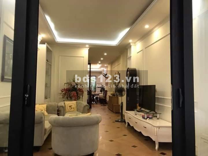 Phân lô gara ô tô 7 chỗ thang mày, trung tâm Quận Càu Giấy tiện làm văn phòng công ty