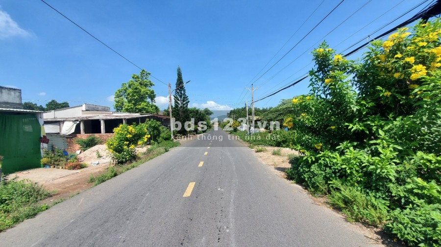 Bán lô đất mặt tiền đường nhựa trục đường chính xã Long Mỹ, liên hệ xem đất 0976048232