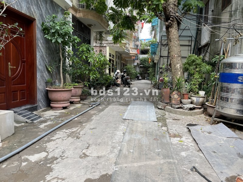 Bán nhà rộng 71m2 đất tại đường T, trung tâm Trâu Quỳ, mặt tiền 6,45m, ô tô vào tận nơi.
