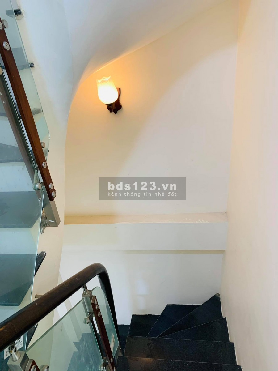 Bán nhà siêu đẹp Ngã Tư Sở - Trường Chinh, dt 30m2, 6 tầng, cách mặt phố 20m, lô góc