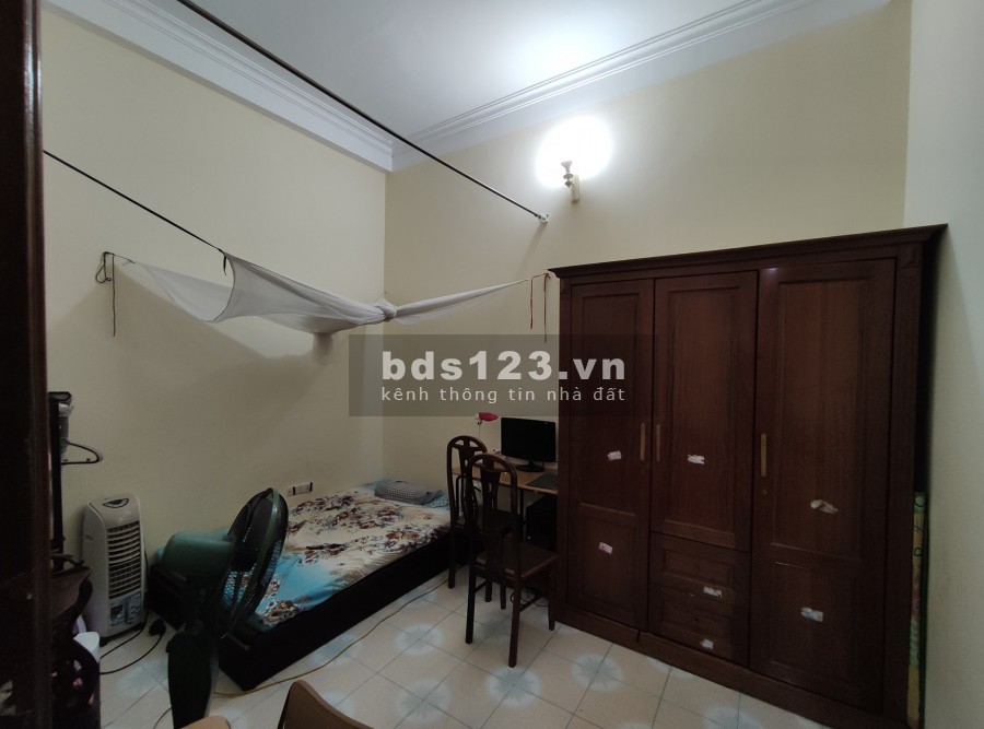 Bán nhà nguyên căn ngõ Hoà Bình Quận Hai Bà Trưng dt 4m2 4 tầng, ngõ nông, gần phố ở ngay