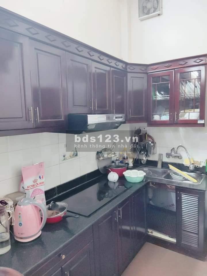 Bàn nhà đẹp nhất ngõ Nguyễn Khang, dt 35m2, mặt tiền 3m, giá bán 3.9 tỷ, lh 0975513371