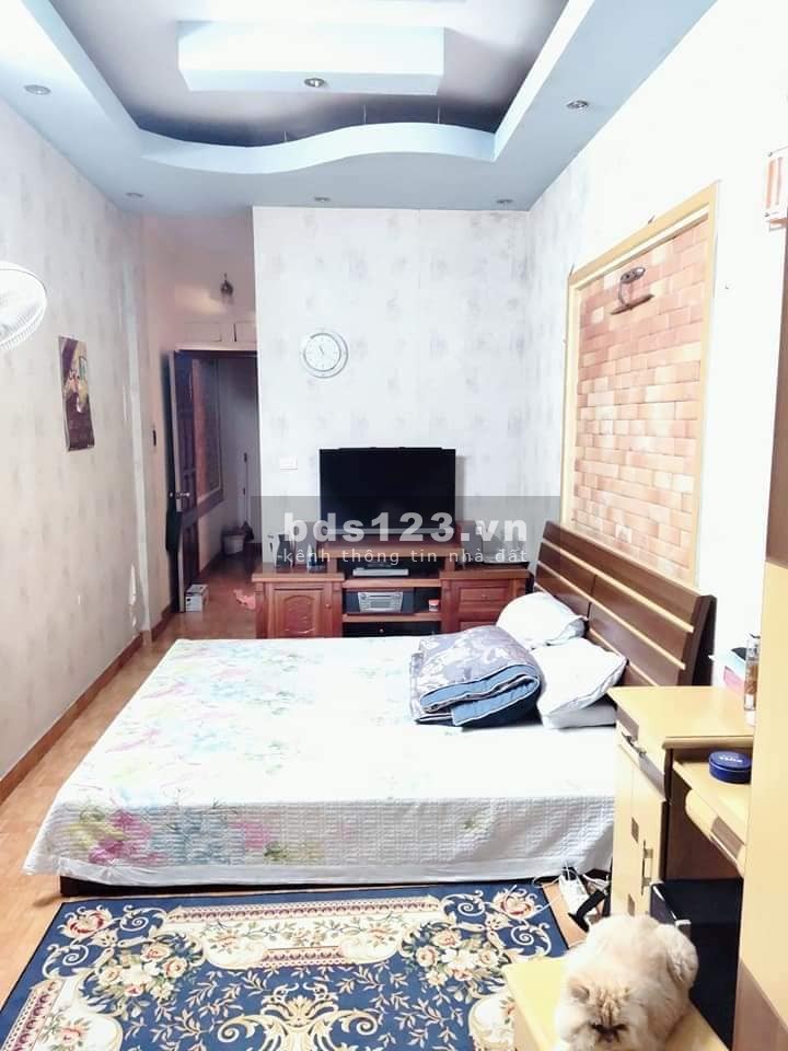 Bàn nhà đẹp nhất ngõ Nguyễn Khang, dt 35m2, mặt tiền 3m, giá bán 3.9 tỷ, lh 0975513371