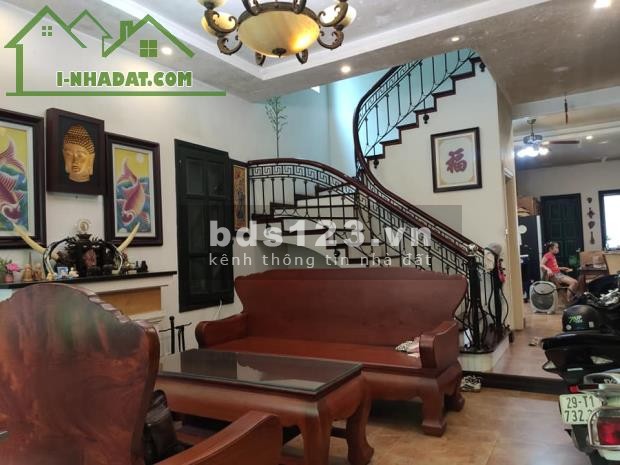 Bán biệt thự Ngọc Thụy, Long 160m2 x 3,5 tầng, Giá 10.5 tỷ, sân vườn để 2 Ô tô