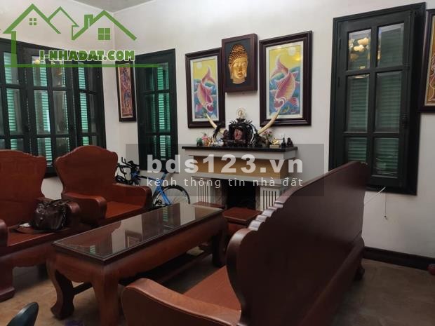 Bán biệt thự Ngọc Thụy, Long 160m2 x 3,5 tầng, Giá 10.5 tỷ, sân vườn để 2 Ô tô
