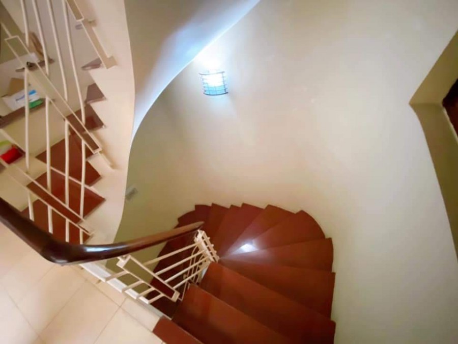Bán nhà ngõ ô tô, lô góc, gần đường Hào Nam dt 106m2, đúc 4 tầng, mặt tiền 8.5 m, giá 16 tỷ