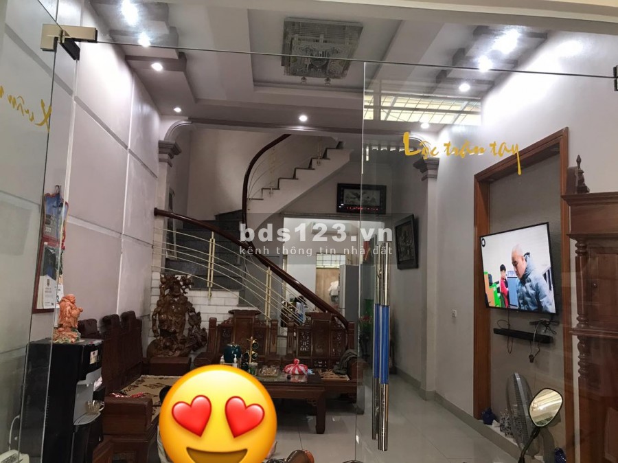 Bán nhà đường Nguyễn Văn Linh, TP HD, dt 62.5m2, mt 4.05m, 3 tầng, 3 ngủ, hướng đông