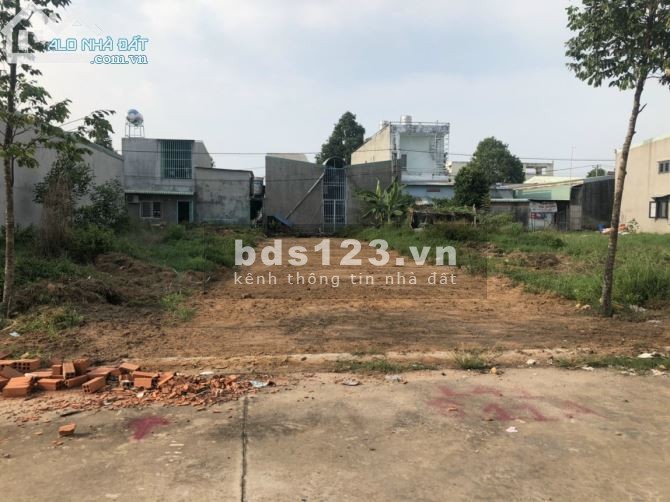 Gia đình xuất ngoại định cư cần bán lại lô đất 100m2(5x20m), dân đông, vị trí đắc địa