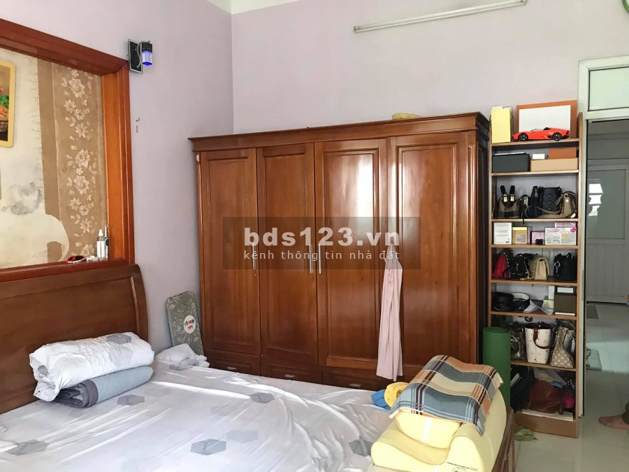Bán nhà đường Nguyễn Văn Linh, TP HD, dt 62.5m2, mt 4.05m, 3 tầng, 3 ngủ, hướng đông