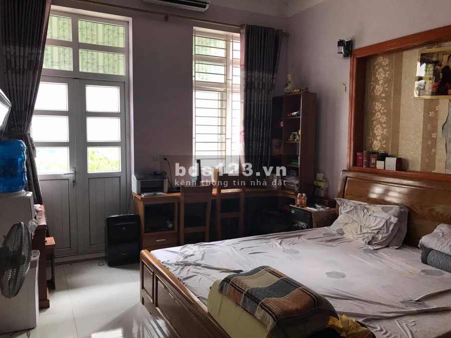 Bán nhà đường Nguyễn Văn Linh, TP HD, dt 62.5m2, mt 4.05m, 3 tầng, 3 ngủ, hướng đông