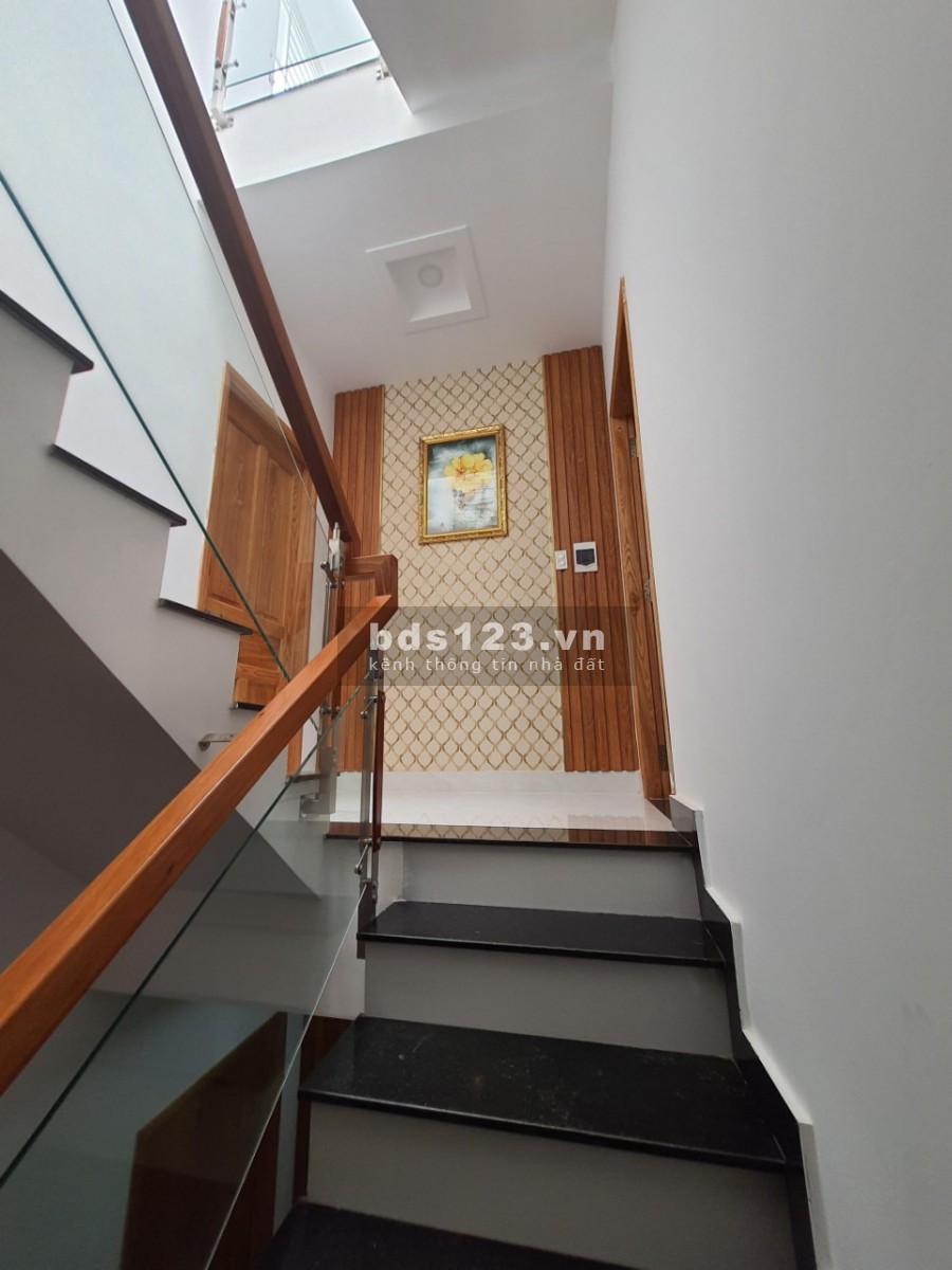 Nhà nguyên căn Phan Huy Ích, Gò Vấp, xe hơi đỗ cửa, 4 tầng, dtsd 60m2, giá nhỉnh 6 Tỷ