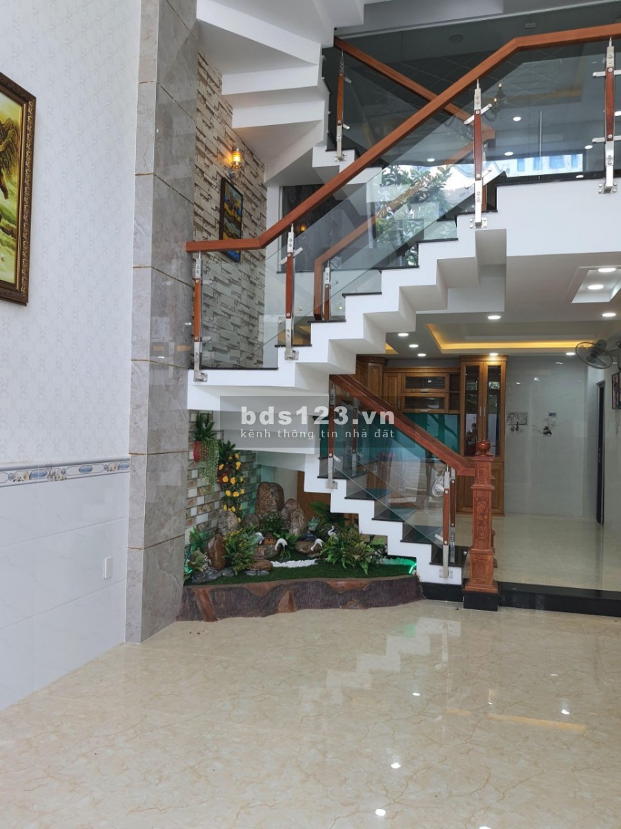 Nhà nguyên căn Phan Huy Ích, Gò Vấp, xe hơi đỗ cửa, 4 tầng, dtsd 60m2, giá nhỉnh 6 Tỷ