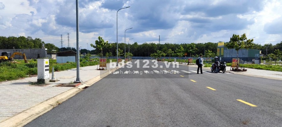 Bán gấp lô đất diện tích sử dụng 100m2, đường ĐT742 giá bán 890 triệu, sổ sẵn, sang tên ngay