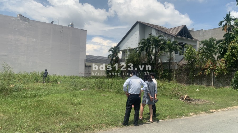 Đất nền biệt thự dự án Đại Học Bách Khoa Quận 9, xung quanh dự án được bao bọc bởi sông