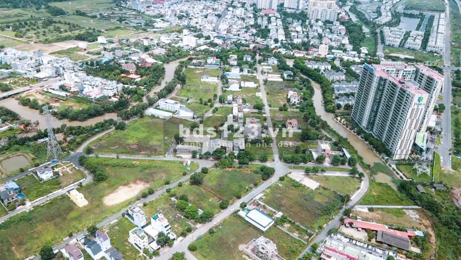 Đất nền biệt thự dự án Đại Học Bách Khoa Quận 9, xung quanh dự án được bao bọc bởi sông