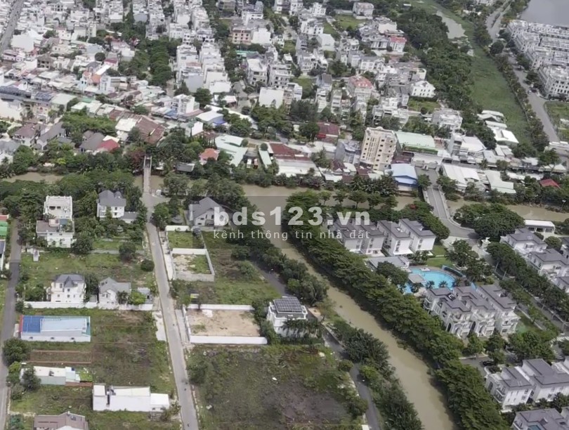 Đất nền biệt thự dự án Đại Học Bách Khoa Quận 9, xung quanh dự án được bao bọc bởi sông