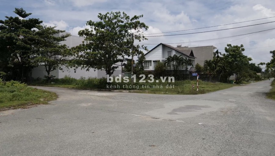 Đất nền biệt thự dự án Đại Học Bách Khoa Quận 9, xung quanh dự án được bao bọc bởi sông