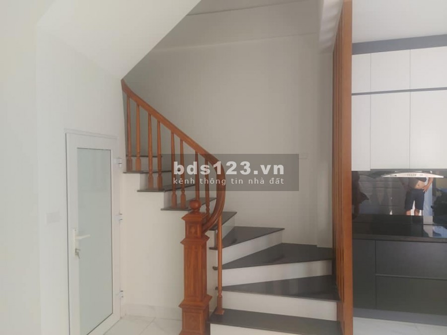 Nhỉnh 3 tỷ có nhà mới 5 tầng cạnh phố Phúc Lợi, Quận Long Biên, dt 38m2, mt 5.4m
