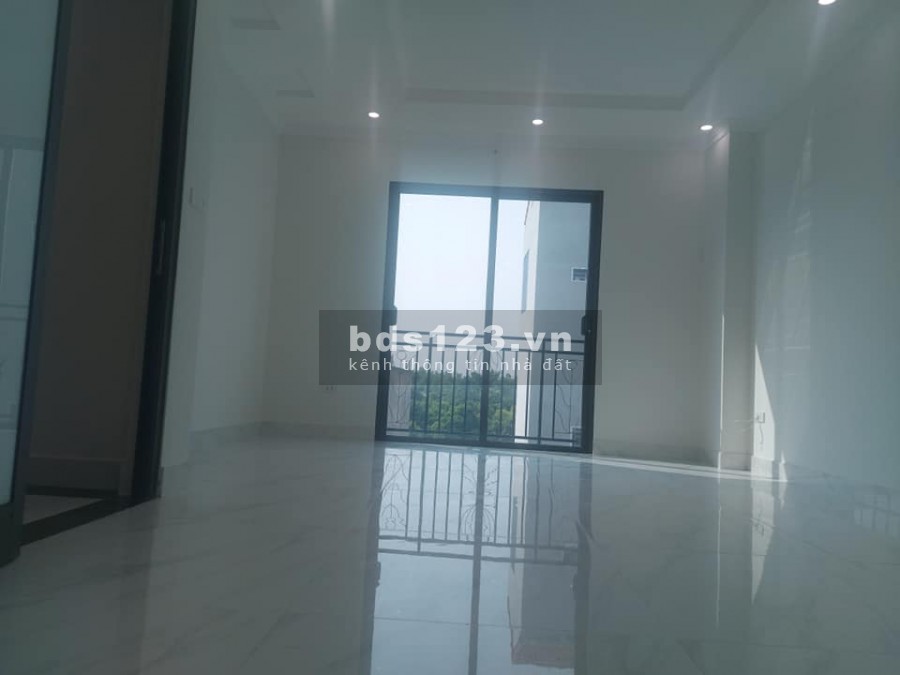 Nhỉnh 3 tỷ có nhà mới 5 tầng cạnh phố Phúc Lợi, Quận Long Biên, dt 38m2, mt 5.4m