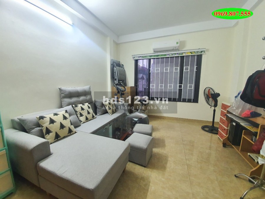 Nhà đẹp nguyên căn Đền Lừ 2 Quận Hoàng Mai dt 33m2 đúc 5 tầng giá nhỉnh 4 tỷ, lh 0969807555
