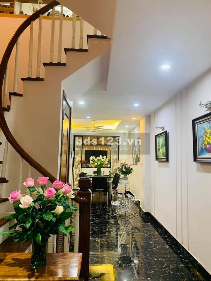 Bán nhà Nguyễn Văn Cừ ô tô đỗ cửa mặt tiền 4.2m 4 phòng ngủ, giá bán chỉ nhỉnh 5 tỷ