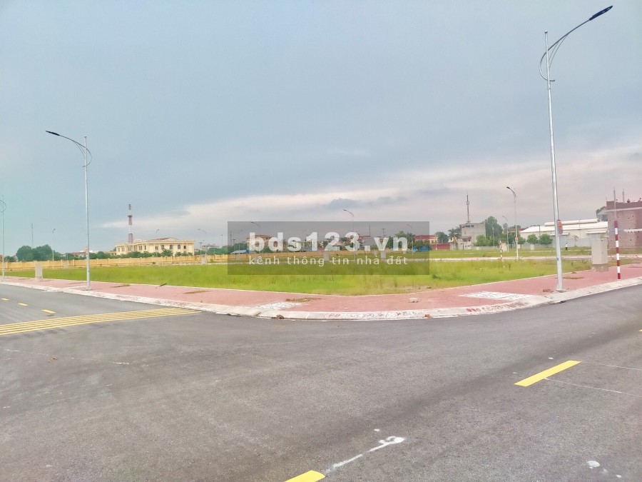 Em còn 2 lô duy nhất view vườn hoa. Hướng Bắc sổ đỏ. trung tâm thị trấn Vương - Tiên Lữ - Hưng Yên