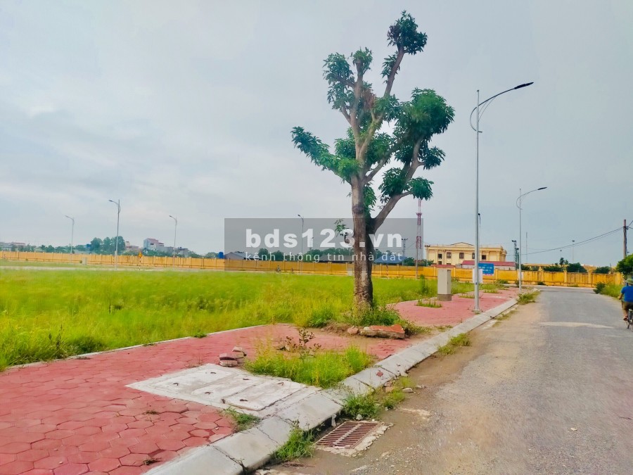 Em còn 2 lô duy nhất view vườn hoa. Hướng Bắc sổ đỏ. trung tâm thị trấn Vương - Tiên Lữ - Hưng Yên