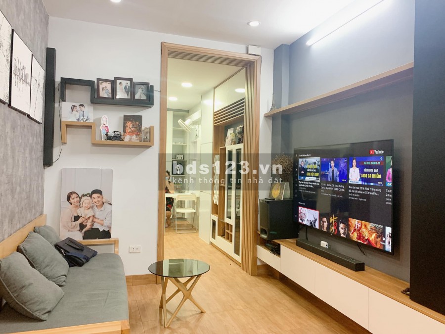 Bán nhà Hoàng Quốc Việt dtsd 37m2, giá bán 3.2 tỷ, đúc 5 tầng, sáng thoáng, ở ngay