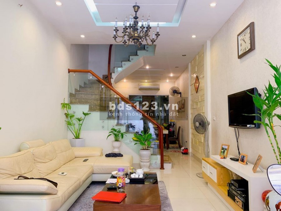 Bán gấp mùa dịch nhà Dương Quảng Hàm - Cầu Giấy lô góc diện tích 42m2, nhỉnh 4 tỷ