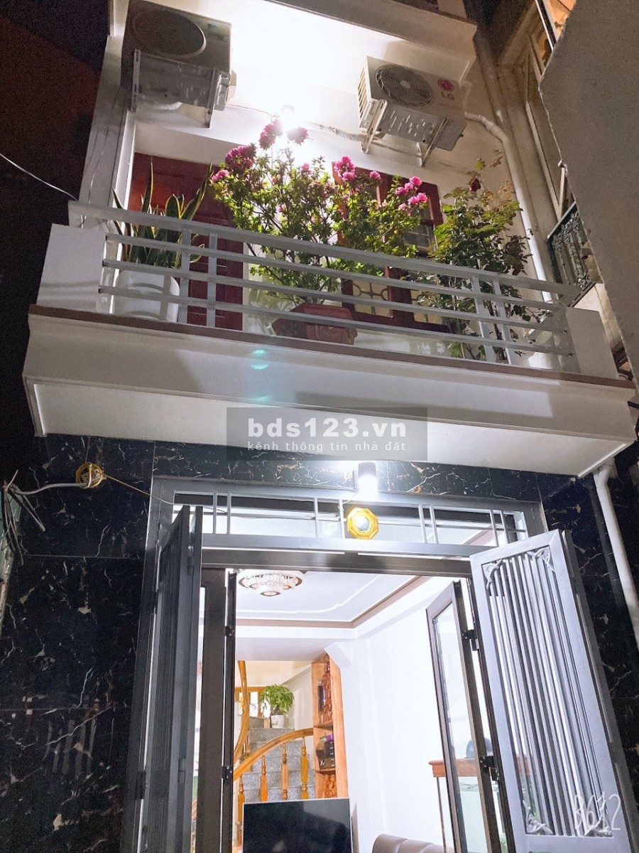 Bán nhà nguyên căn Tây Hồ hai mặt thoáng đúc kiên cố 5 tầng, giá đầu 2 tỷ, lhcc