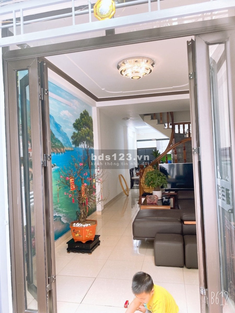 Bán nhà nguyên căn Tây Hồ hai mặt thoáng đúc kiên cố 5 tầng, giá đầu 2 tỷ, lhcc